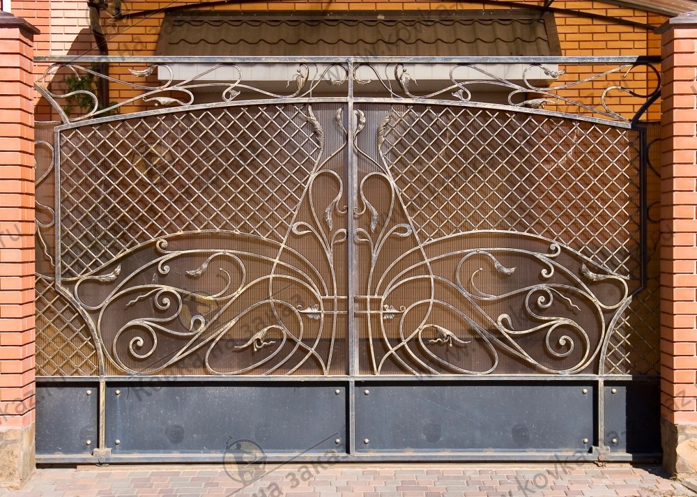 Кованые ворота и калитка выполнены в едином стиле - нижняя часть закрыта «наглухо» листовым металлом с декоративными клёпками, фото 1